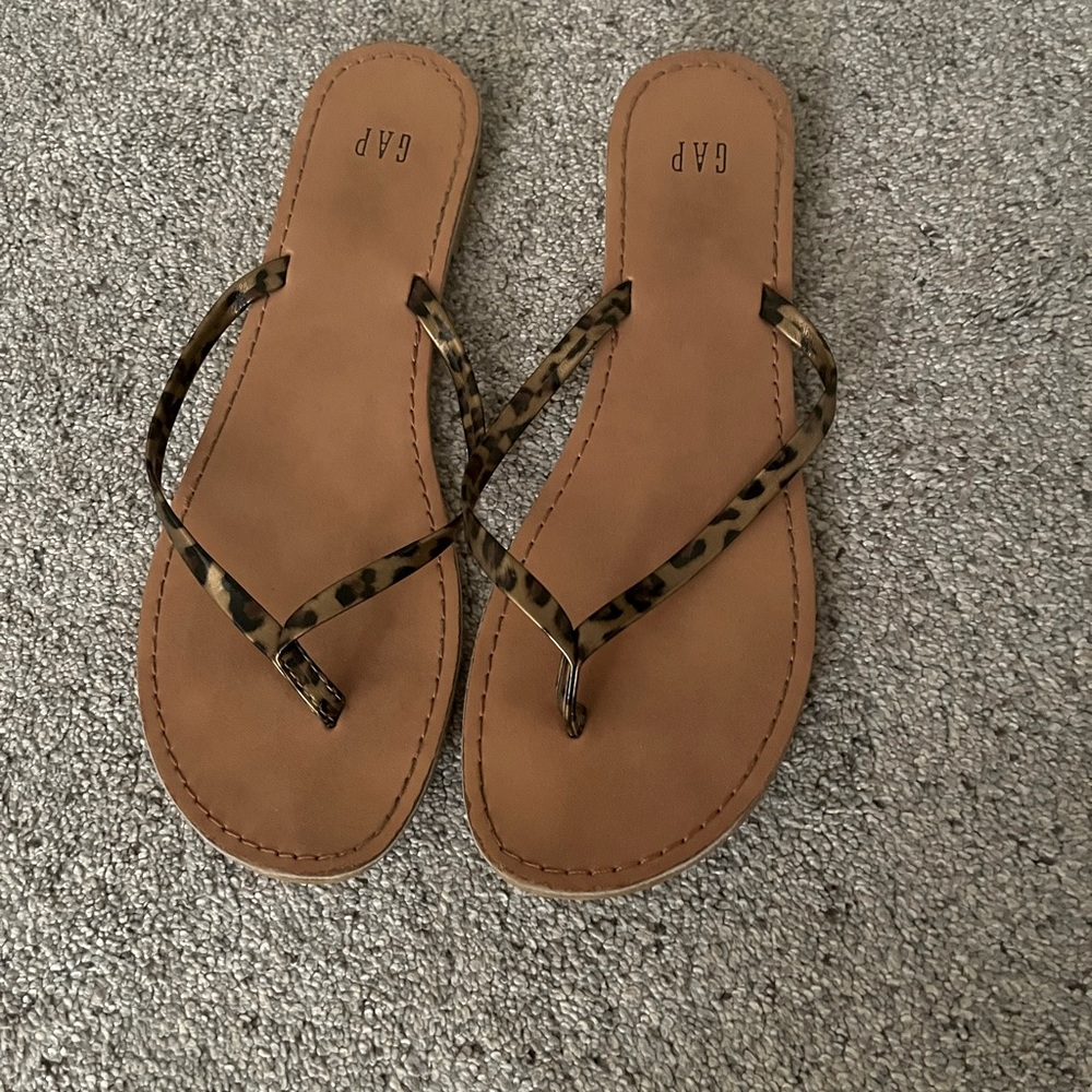 Gap leopard print flip flops